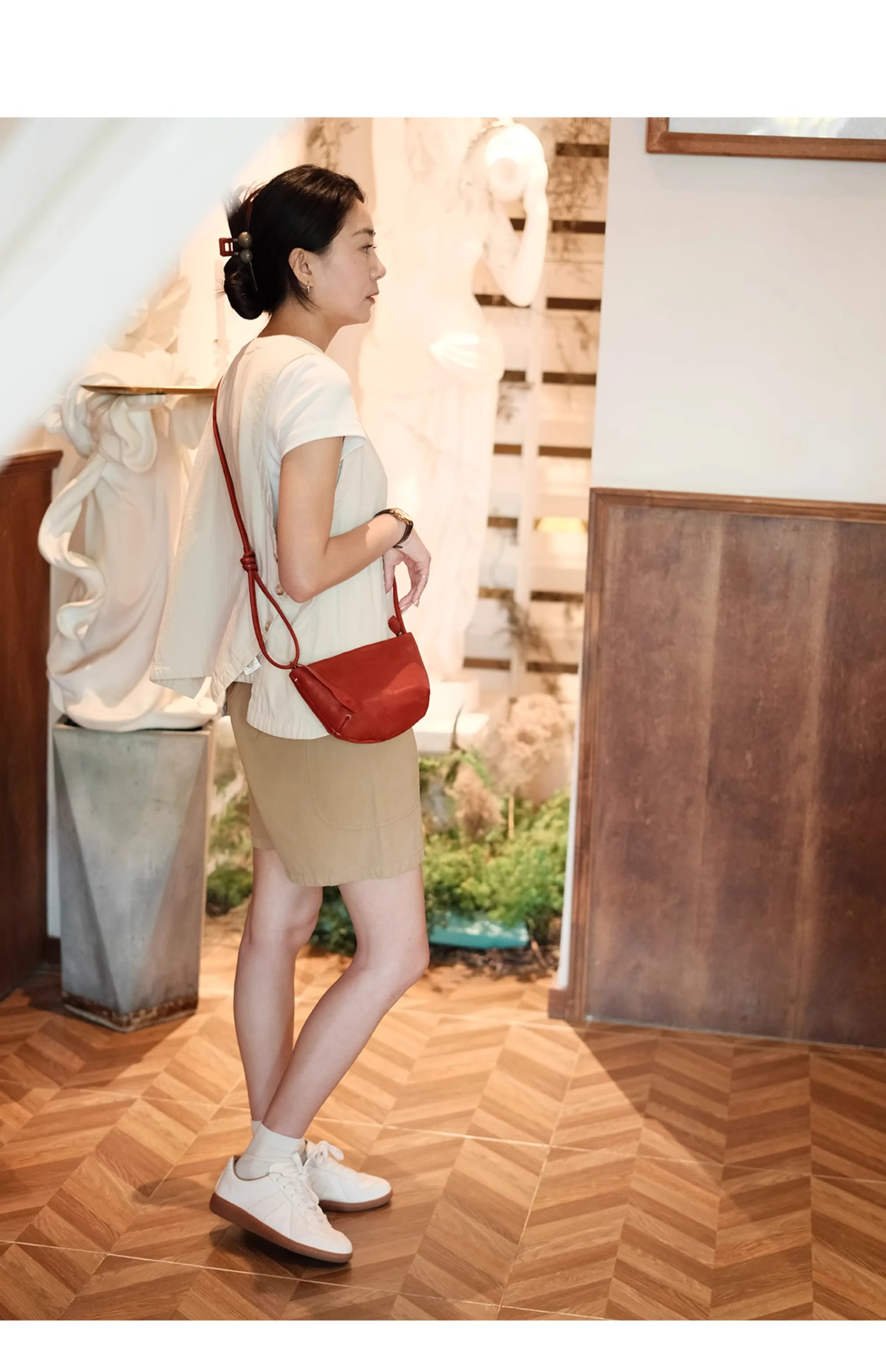Outdoor-Tageshandtasche aus echtem Leder für Damen, handgefertigt, kleine Umhängetasche aus pflanzlich gegerbtem Rindsleder, schlichte Crossbody-Tasche – Detail 7