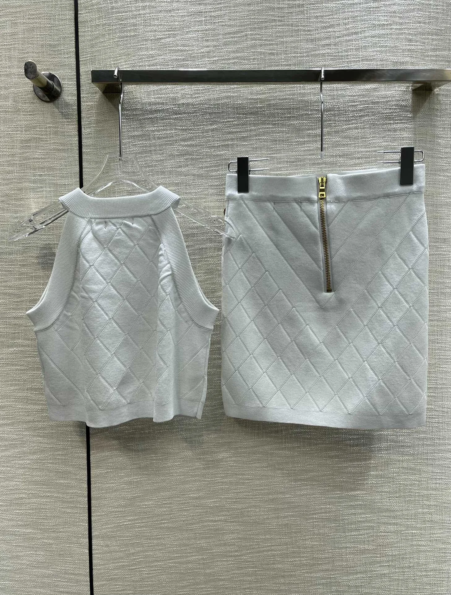 

Latest Customized Iconic Lion Metal Button Off Shoulder Tank Top Small Skirt Set for Early Spring 2024