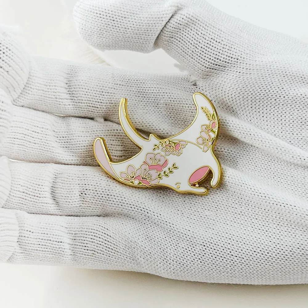 Spilla smaltata Manta Ray floreale rosa Spilla con raggi di fiori carini Amante dell'oceano Spilla da bavero Scuba Divers Amanti degli animali Regalo Raccogliere 5