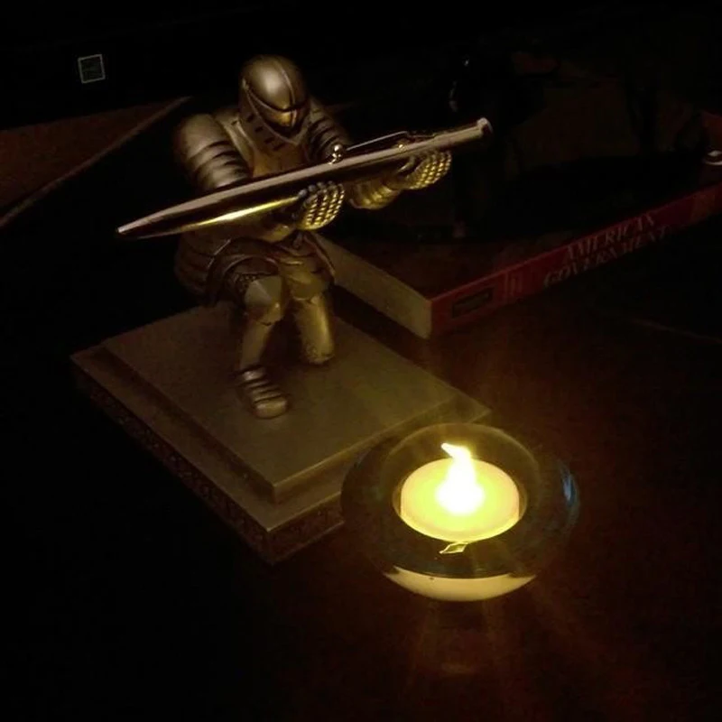 Vintage Decorative Pen Holder Cool Executive Knight Pen Holder Knight-Kneeling Stand for School Office Stationery