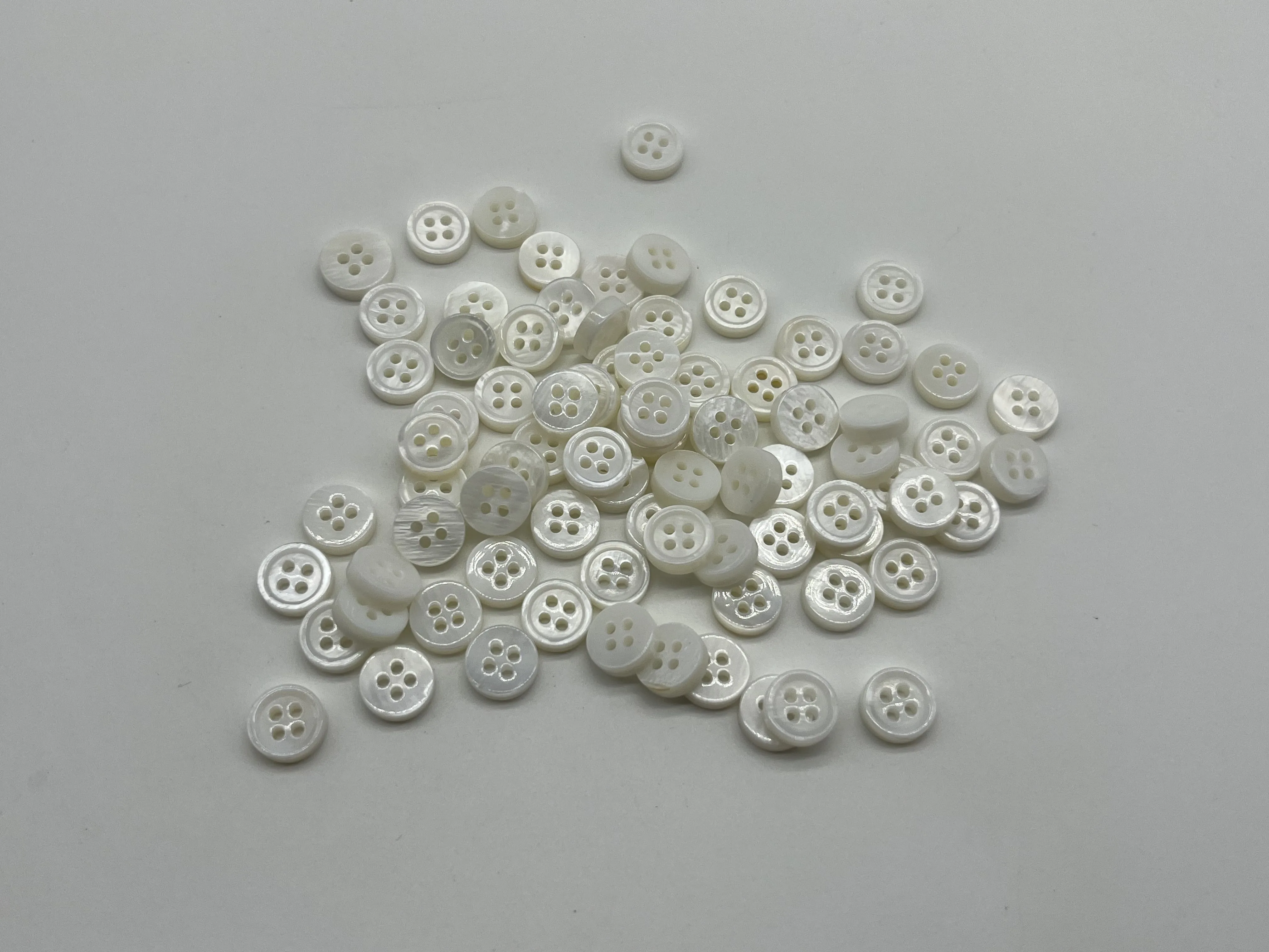 Free shipping 4 holes shell button 2mm thickness  mother of pearl button for garment button cheap price white  can dyeing 3