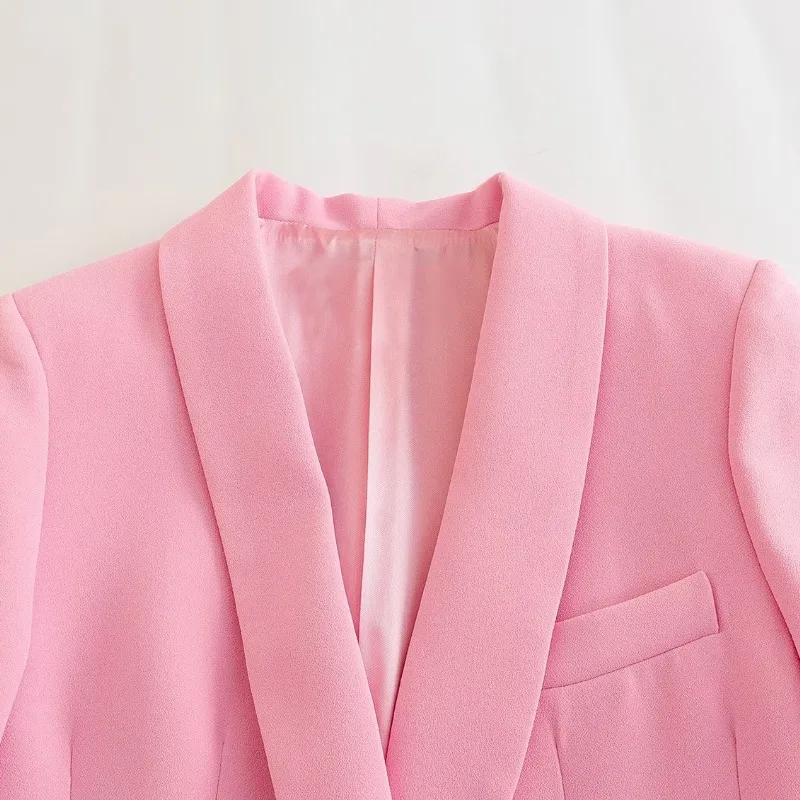 Рисунок 5 - Женский осенне-зимний костюм с