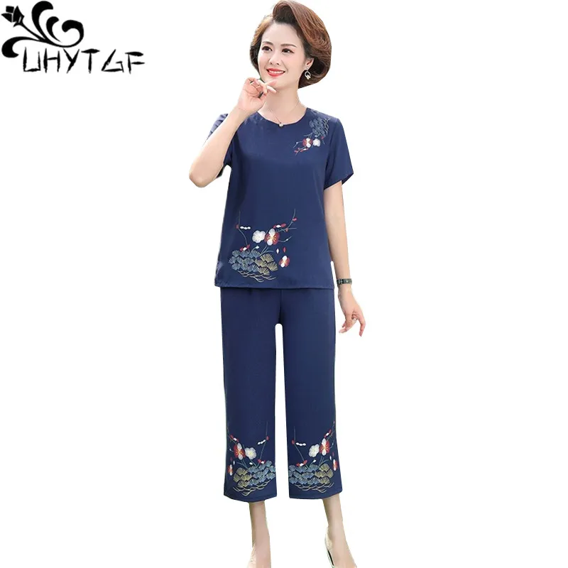 

UHYTGF Fashion Mom Summer Two Piece Sets Women Outifits Embroidered T-Shirt Top + Pants Tracksuit Casual Female Big Size Suit 65