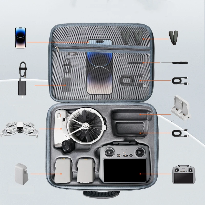 Étui de transport DJI Flip porté à l'épaule par une personne, montrant sa compacité et sa praticité.