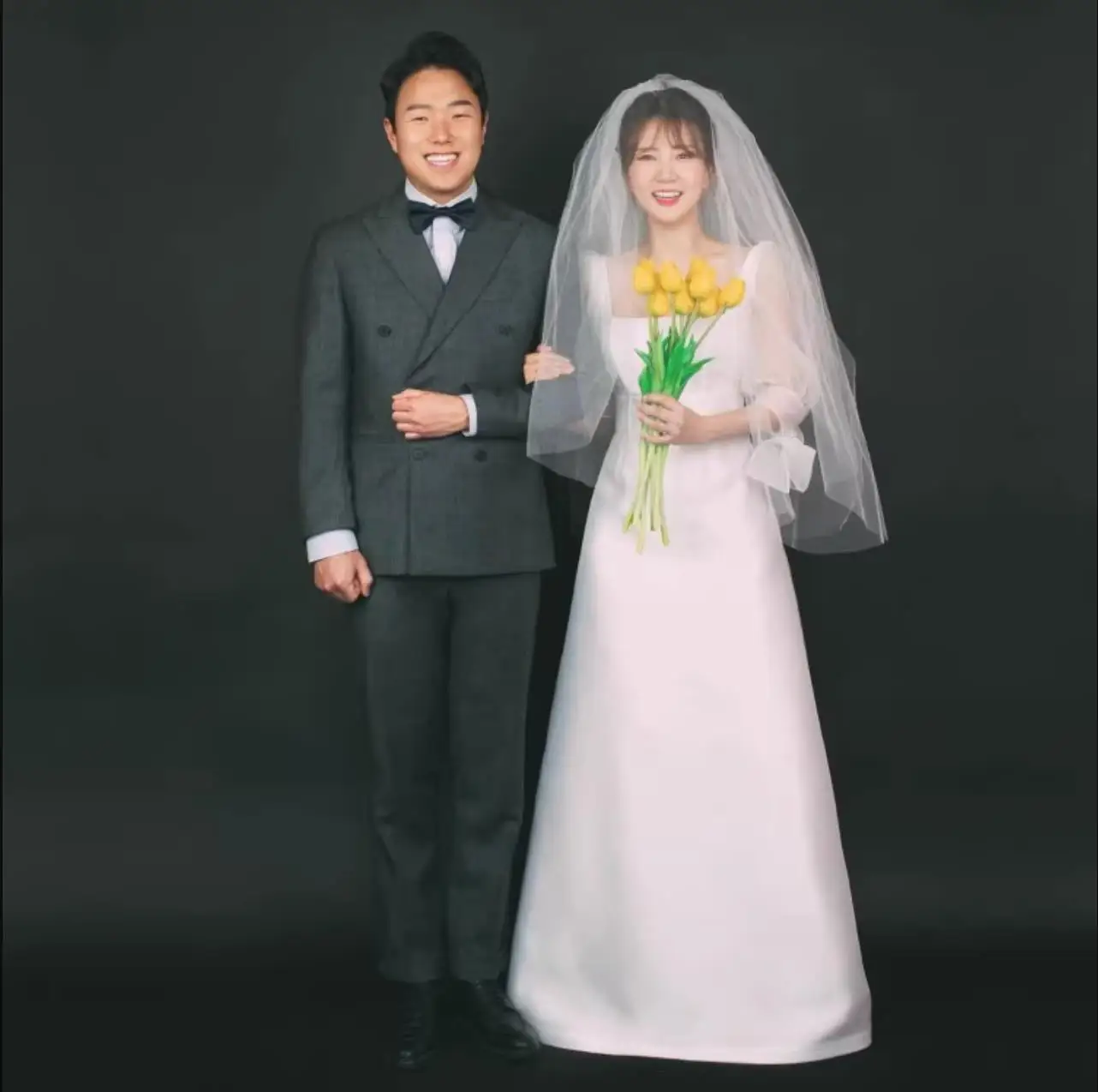 

Simple Satin A Line Wedding Dress Square Neck V Back Half Sleeves With Bowknot Korean Style Modest Bridal Gown Floor Length
