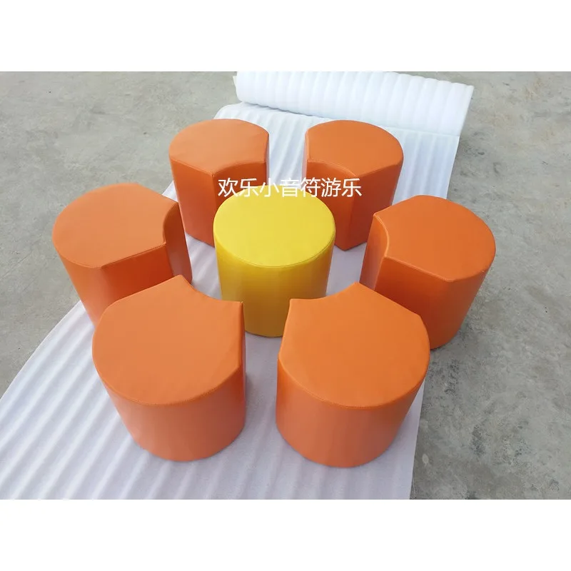 Kombinationsmöbel: Blütenförmiger Sofa-Hocker, Blumenförmiger Stuhl