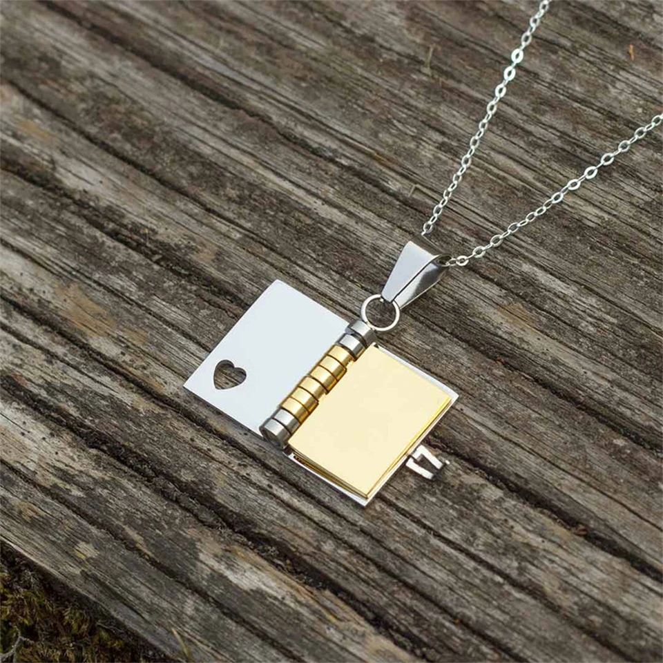 Collana My Love Book - Ciondolo a forma di cuore con testo inciso, regalo perfetto per i propri cari - Italia