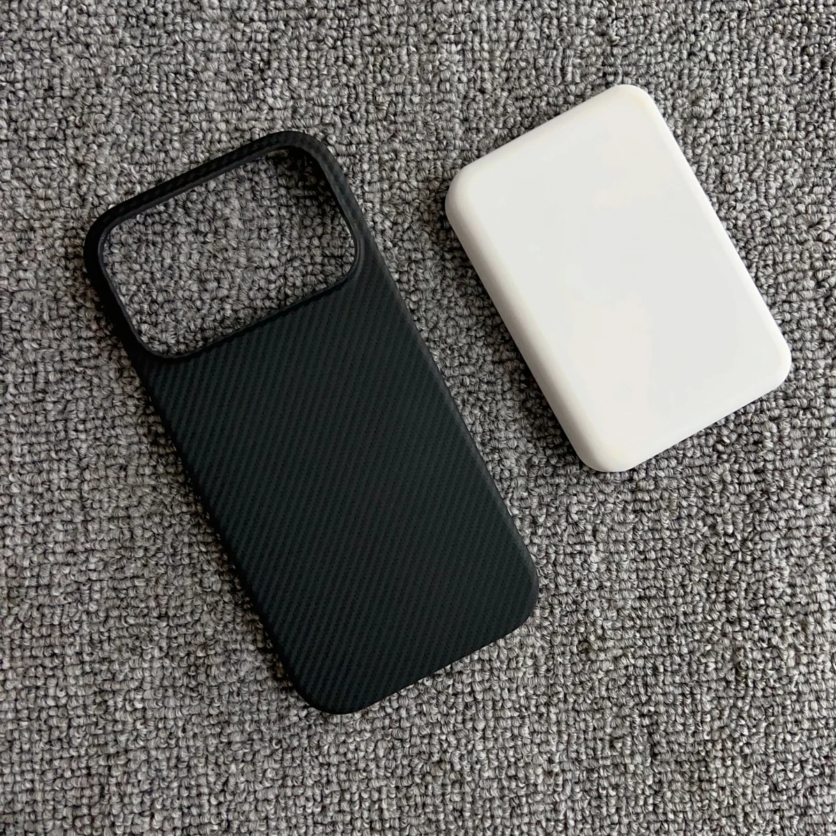 Frameless Carbon Fiber Striped Scepter Magsafe Magnetic Charging Case