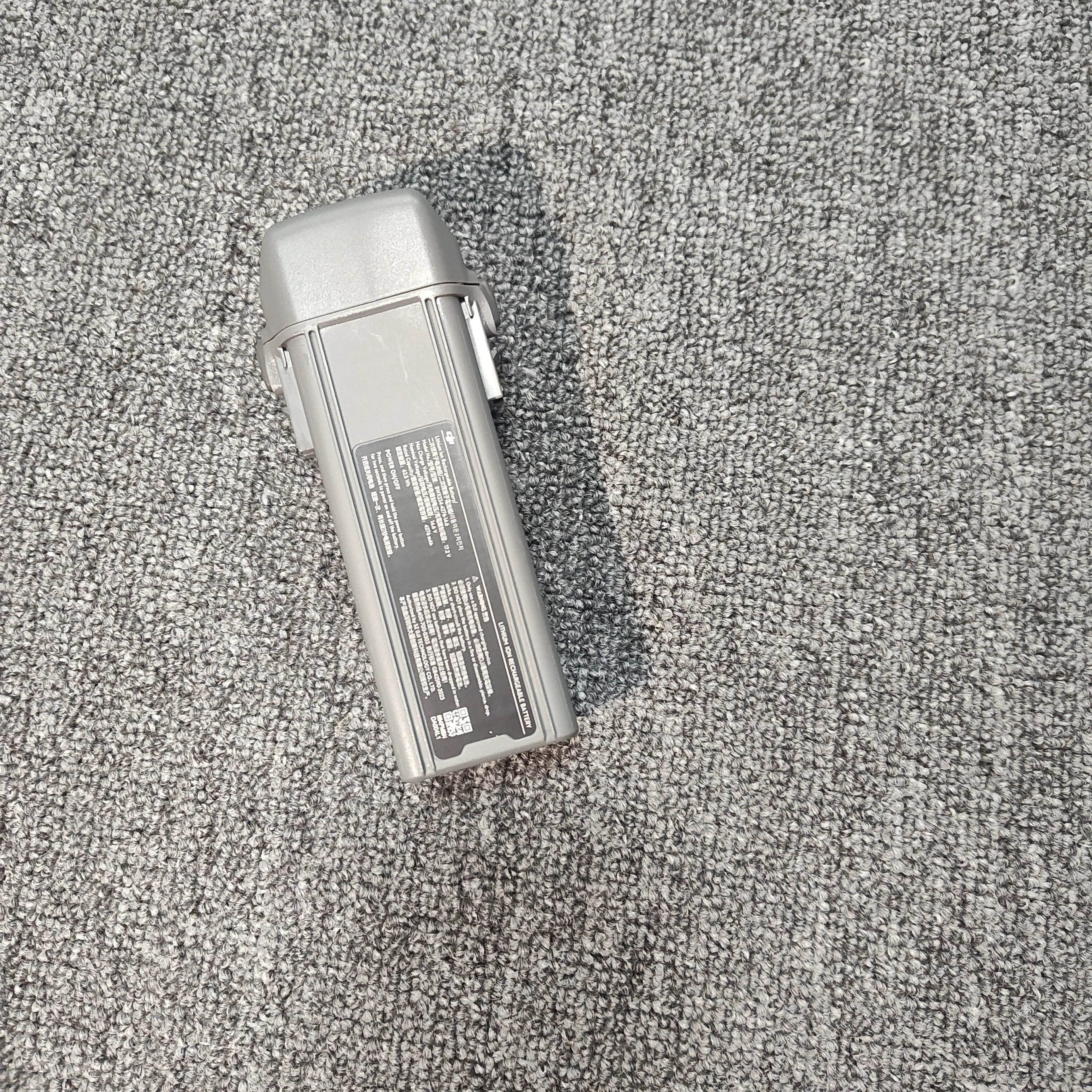 Batterie DJI Air 3 7200mAh tenue en main montrant sa taille compacte
