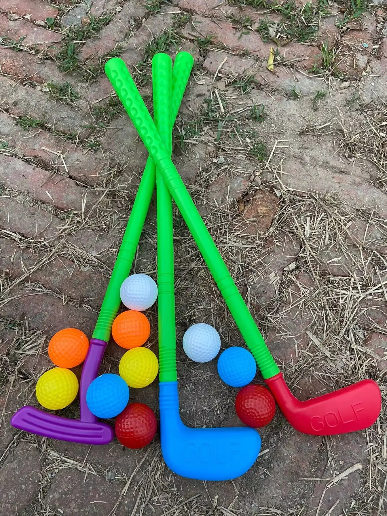 

Children's golf toys are 3 golf clubs for children aged 3 and above, with 10 other golf balls suitable for outdoor and indoor us