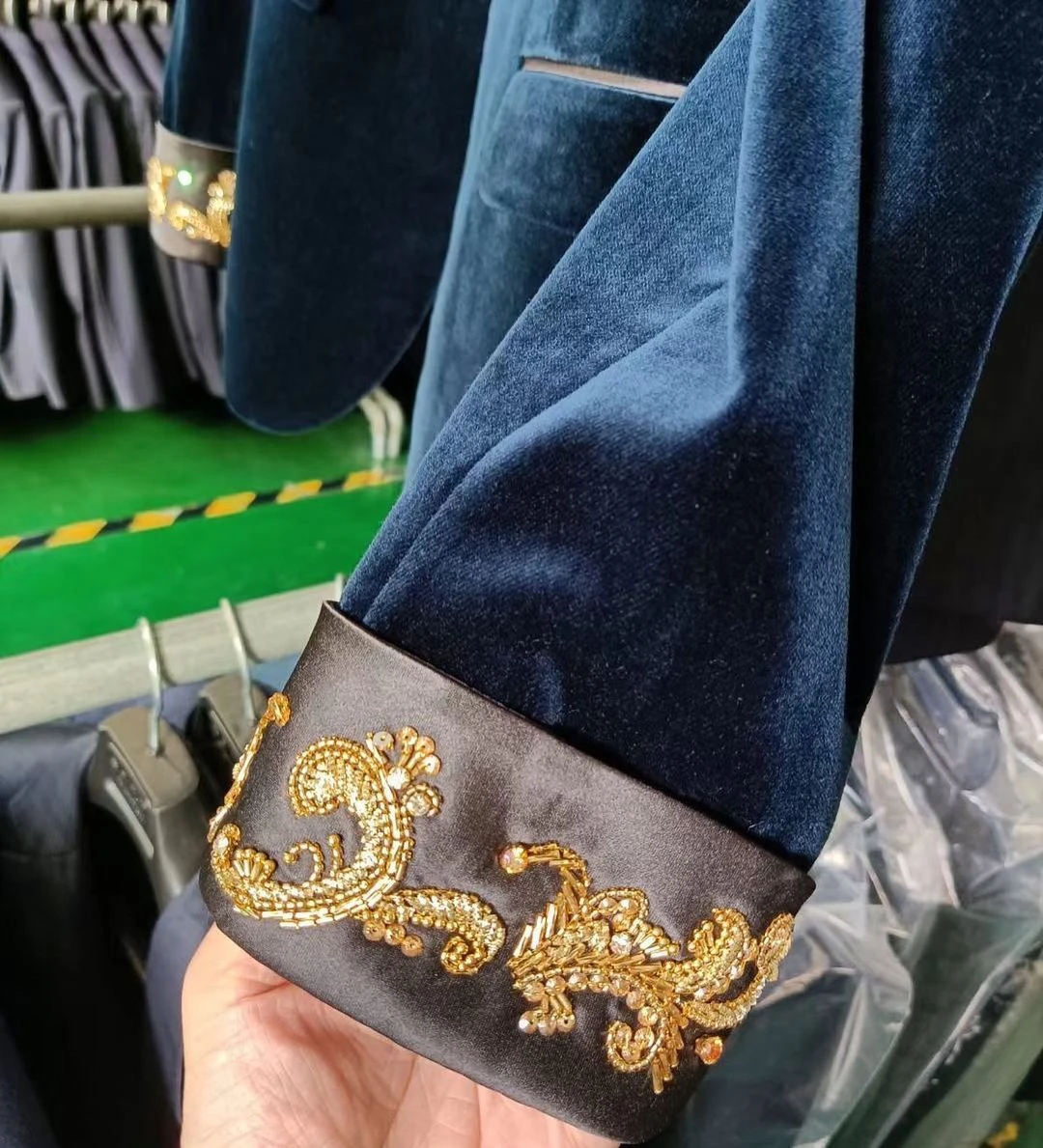 Autumn Luxury Men's Wedding Blazer Appliques Peak Lapel Groom Wear Velvet Tuxedos For Prom Evening Party Made Only Coat