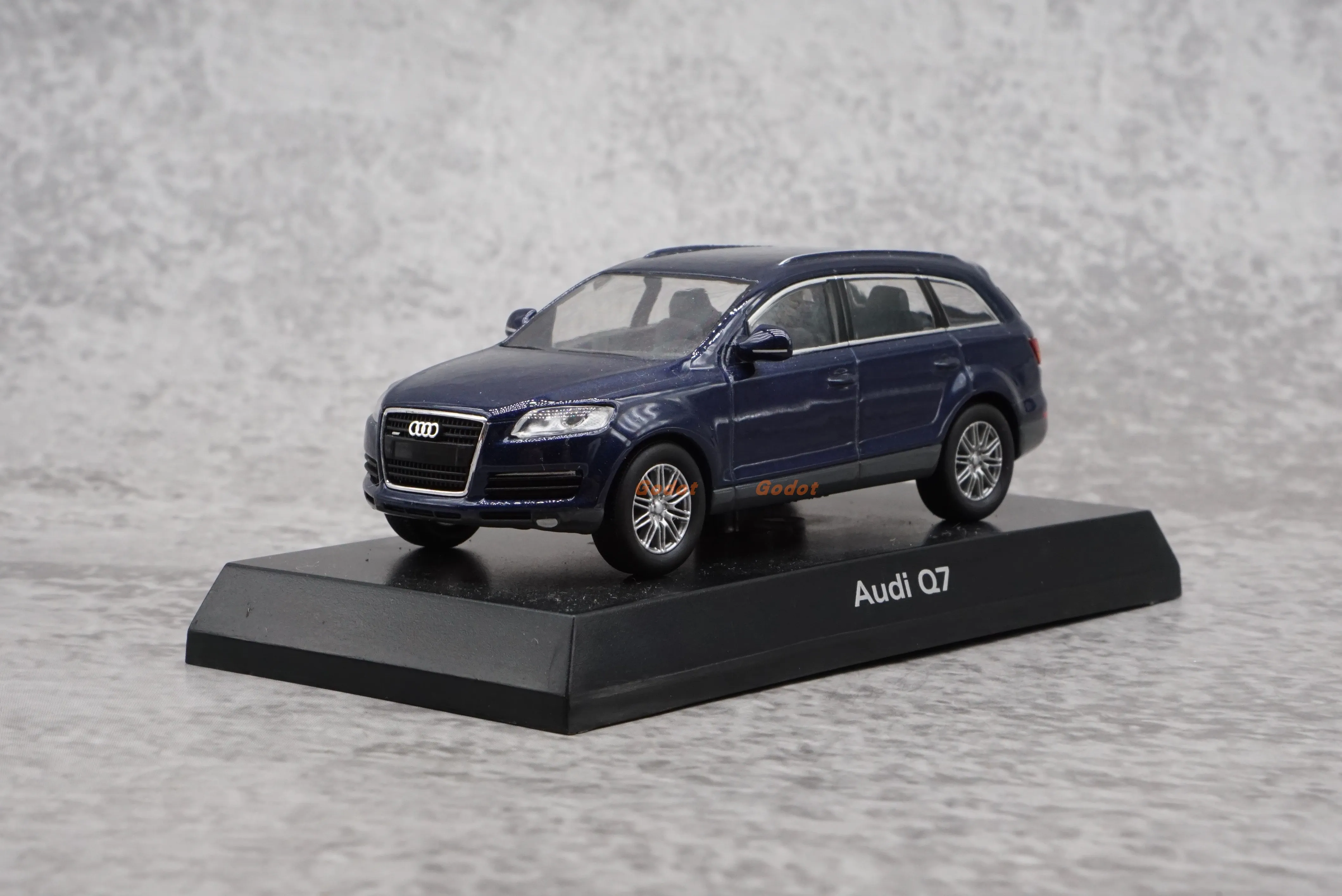 

Коллекция моделей автомобилей KYOSHO 1:64 Audi Q7 из сплава
