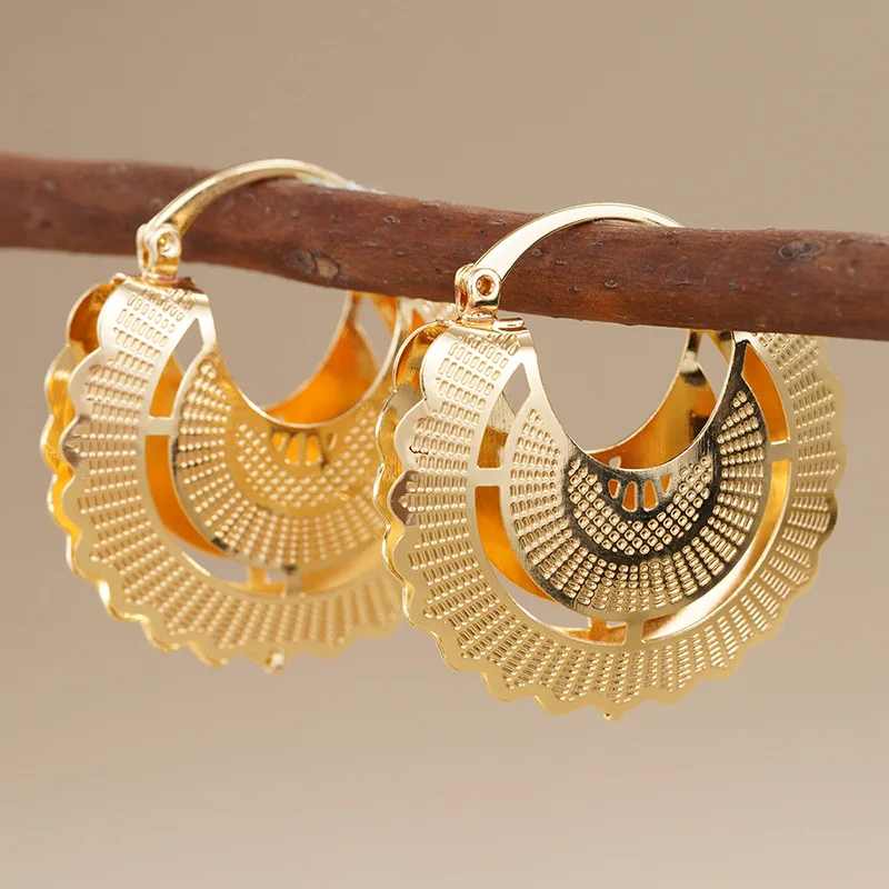 أقراط بتصميم مجوف أوروبي وأمريكي جديد، إكسسوارات مجوهرات على شكل زهرة أنيقة للسيدات على الطراز العرقي