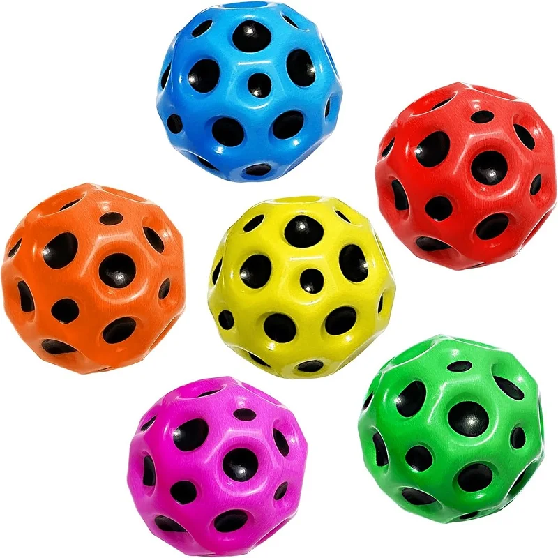 Hochela tischer Lochball Weicher Hüpfball Anti-Fall-Mondform Poröser Hüpfball Kinder Outdoor-Sportspiel zeug Ergonomischer Quetschball