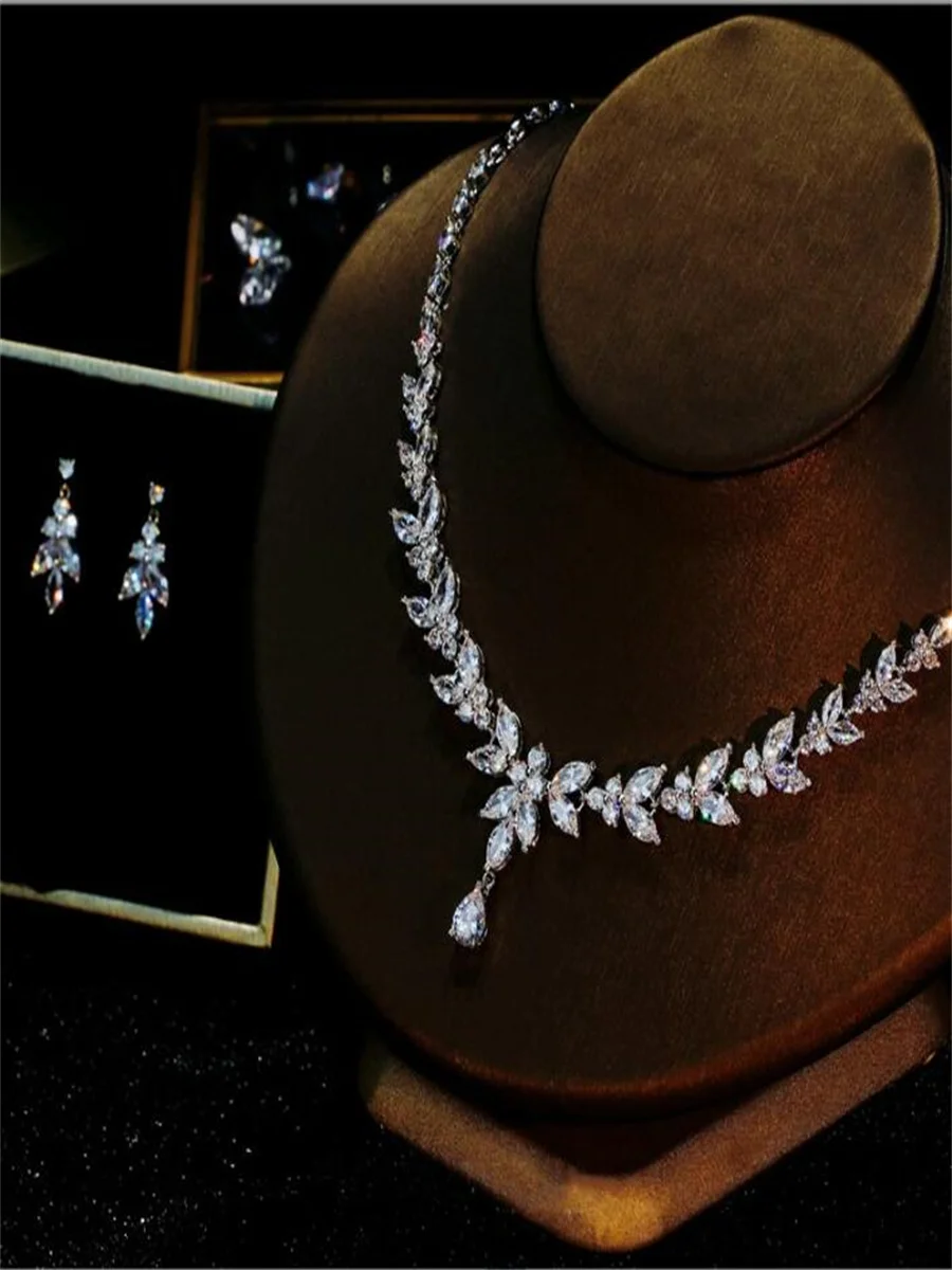 Simple white bride zircon suit temperament two-piece, fashion banquet wedding accessories.