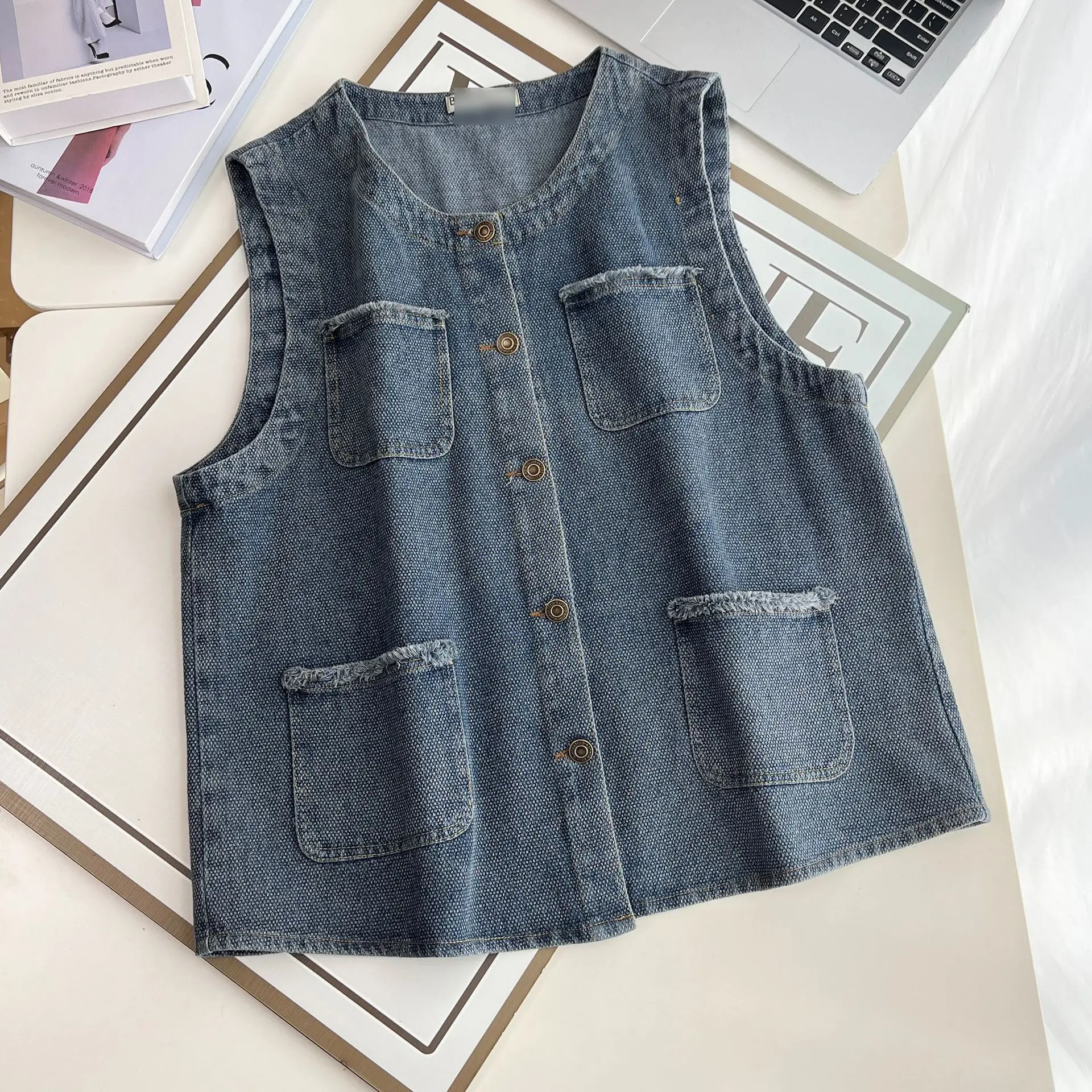 Fashion Plus Size Women's Denim Vest Stylish Fringed Pocket Workwear Autumn Of 2025 Sleeveless Jacket 977