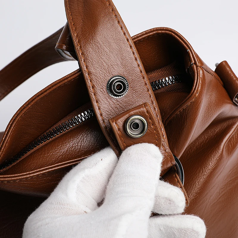 Handbag with adjustable shoulder straps that can accommodate various styles, making it a simple and modern choice for daily use.