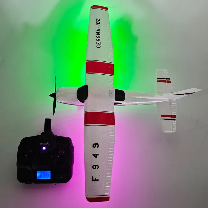 Détail du cockpit et des lumières LED de l'avion RC RTF 2B LED, 4 canaux, idéal débutant.