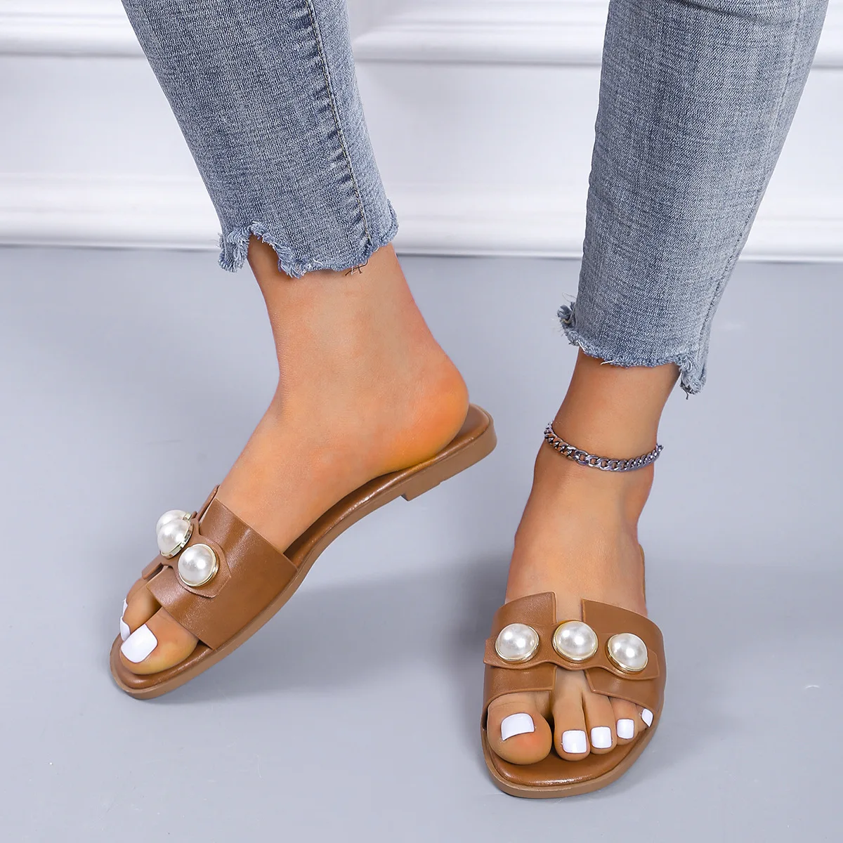 Slippers Women 2025 New Flat Slippers Party Shoes Fashion Pearl Sandals Slippers Roman Women Flip-Flops Casual Beach Shoes Trend