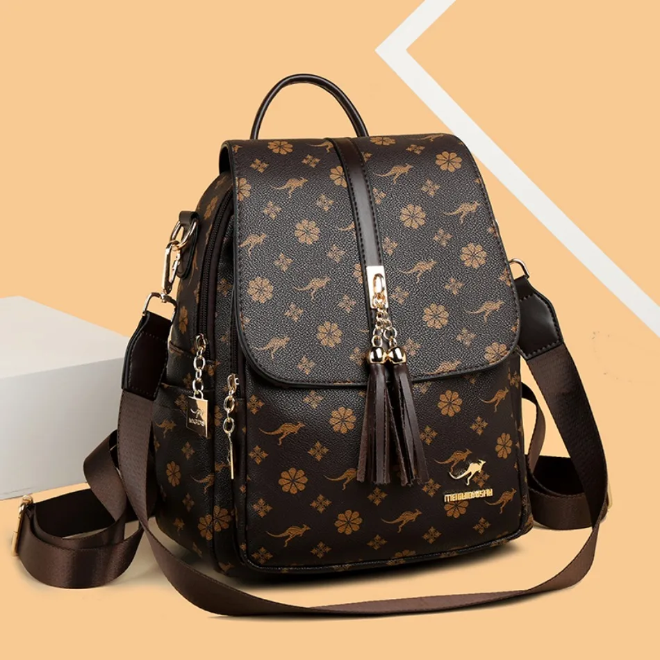 Vista interna da mochila com vários compartimentos