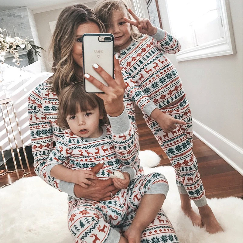 thumbnail image 4 of Pijamas familiares navideños 2024 a juego para papá, mamá e hija, conjunto de ropa de Navidad para adultos y niños, ropa de dormir para padre, madre e hijo, 4 of 5