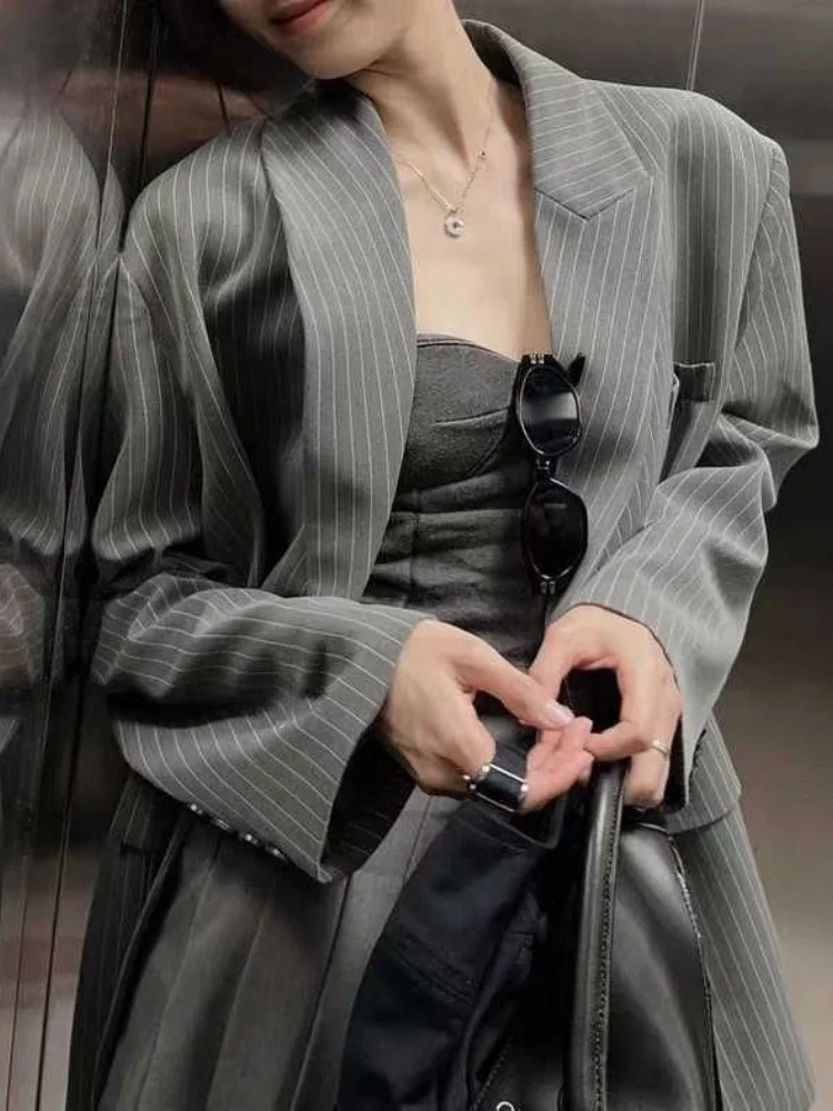 Рисунок 3 - Женские серые блейзеры