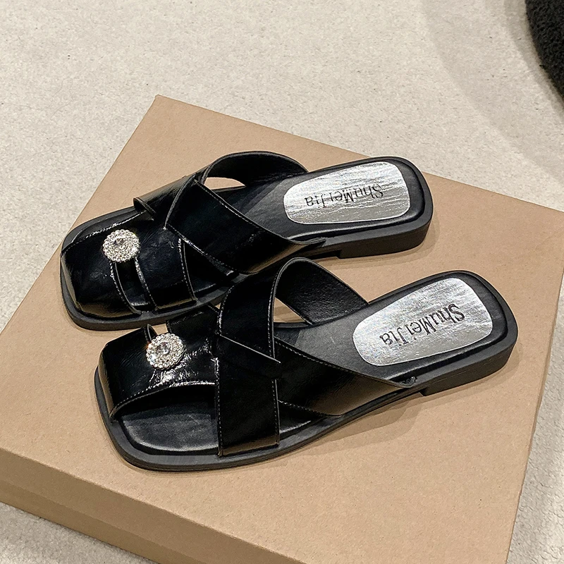 

Летние женские тапочки из Баотоу, крутые, женская обувь для ношения на улице, новинка 2024, маленькие французские туфли на плоской подошве, серебристые полутапочки