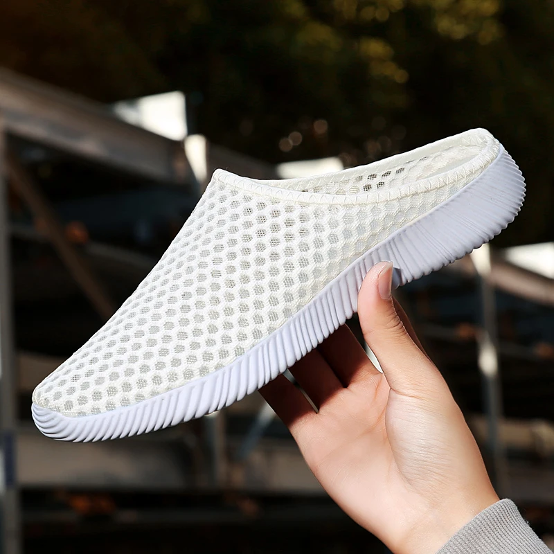 حذاء رياضي بلا أربطة باللون الأسود