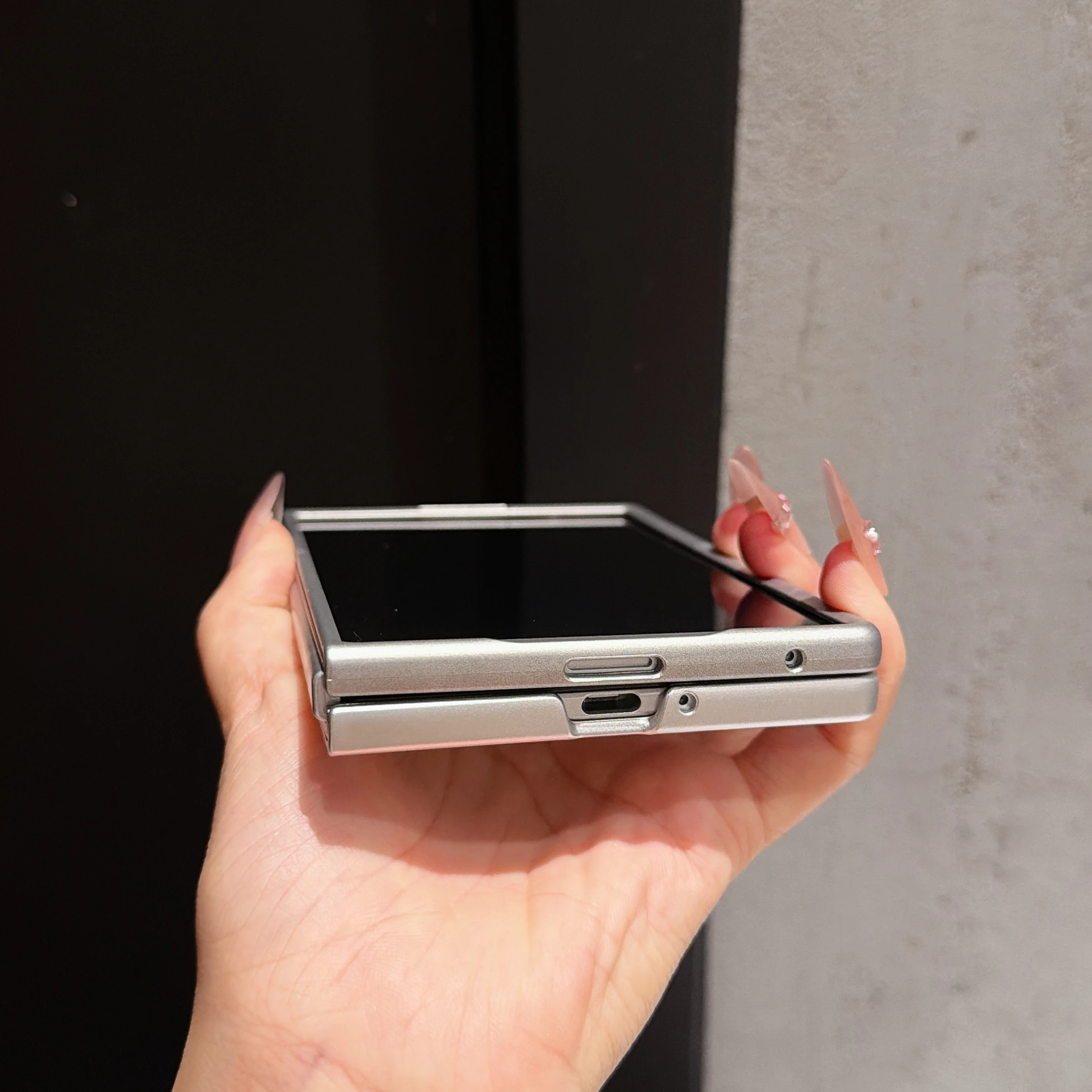 Ultra-Slim Metallic Magnetic Phone Case – Wide Shockproof, Magsafe-Compatible, Comfortable Grip, Wear-Resistant Cover