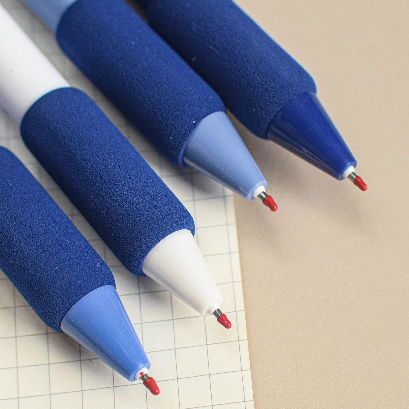 0.5mm 팁이 있는 블루 젤 펜 2팩 세트, 이 고급 필기구는 부드러운 필기감, 고품질 잉크, 편안한 그립감을 제공하여 학생 및 사무실 환경에 이상적입니다. 레트로 스타일 사무용 서명 필기구 | 창의