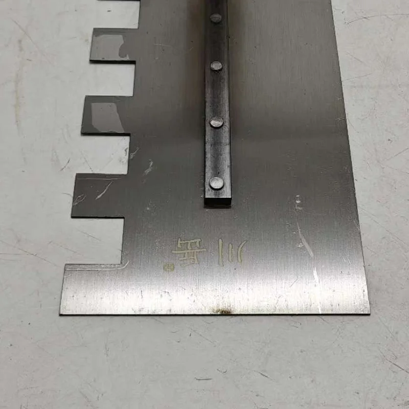 Claying Trowel Right Side Tooth Serrated Trowel Wooden Handle 300 mm /11.81inch Carbon Steel Blade 15&times;15mm Teeth For Tiling