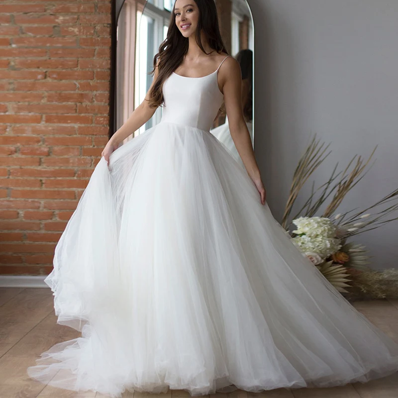 

Платье свадебное белое на тонких бретельках, простая пляжная одежда с открытой спиной, трапециевидного силуэта, со шлейфом, без рукавов