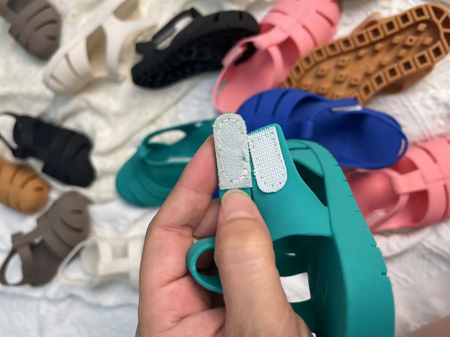 New Colorful Children Summer Jelly Shoes Kids Fashion Boy and Girl PVC Retro All Matching Sandal Roma Beach Shoes SO141