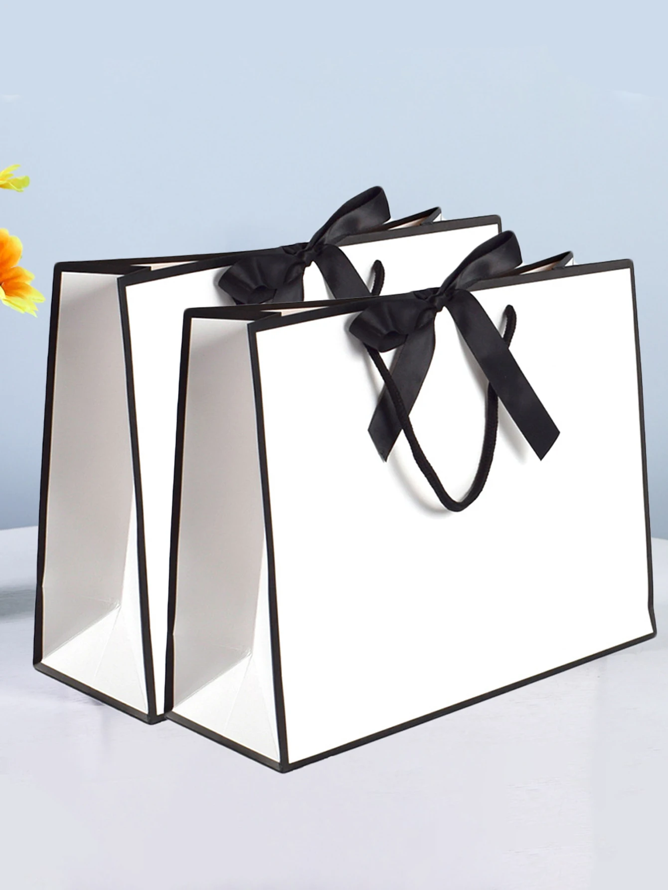 Geschenktüten mit Schleife im Hepburn-Stil, 5er-Set – schwarzer und goldener Besatz, Geschenktüten für Hochzeiten, Weihnachtsfeier- und Eventverpackungen