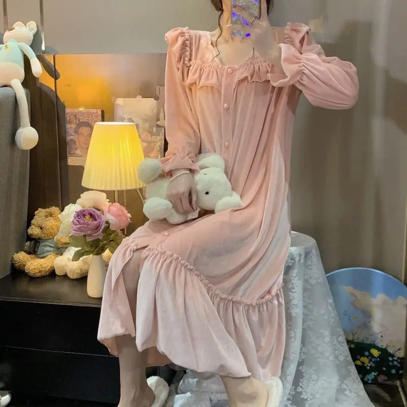 Retro palace style gold velvet nightgown women spring 2023 new style pure lust style long-sleeved pajamas high-end home wear