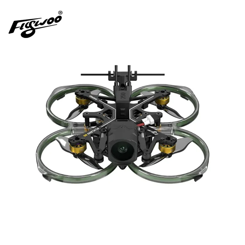 Pilote utilisant une radiocommande pour contrôler le drone FPV Course 4K en extérieur