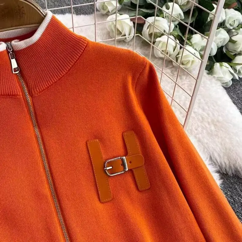 Nahaufnahme eines bestickten Pullovers und einer hochgeschnittenen Hose