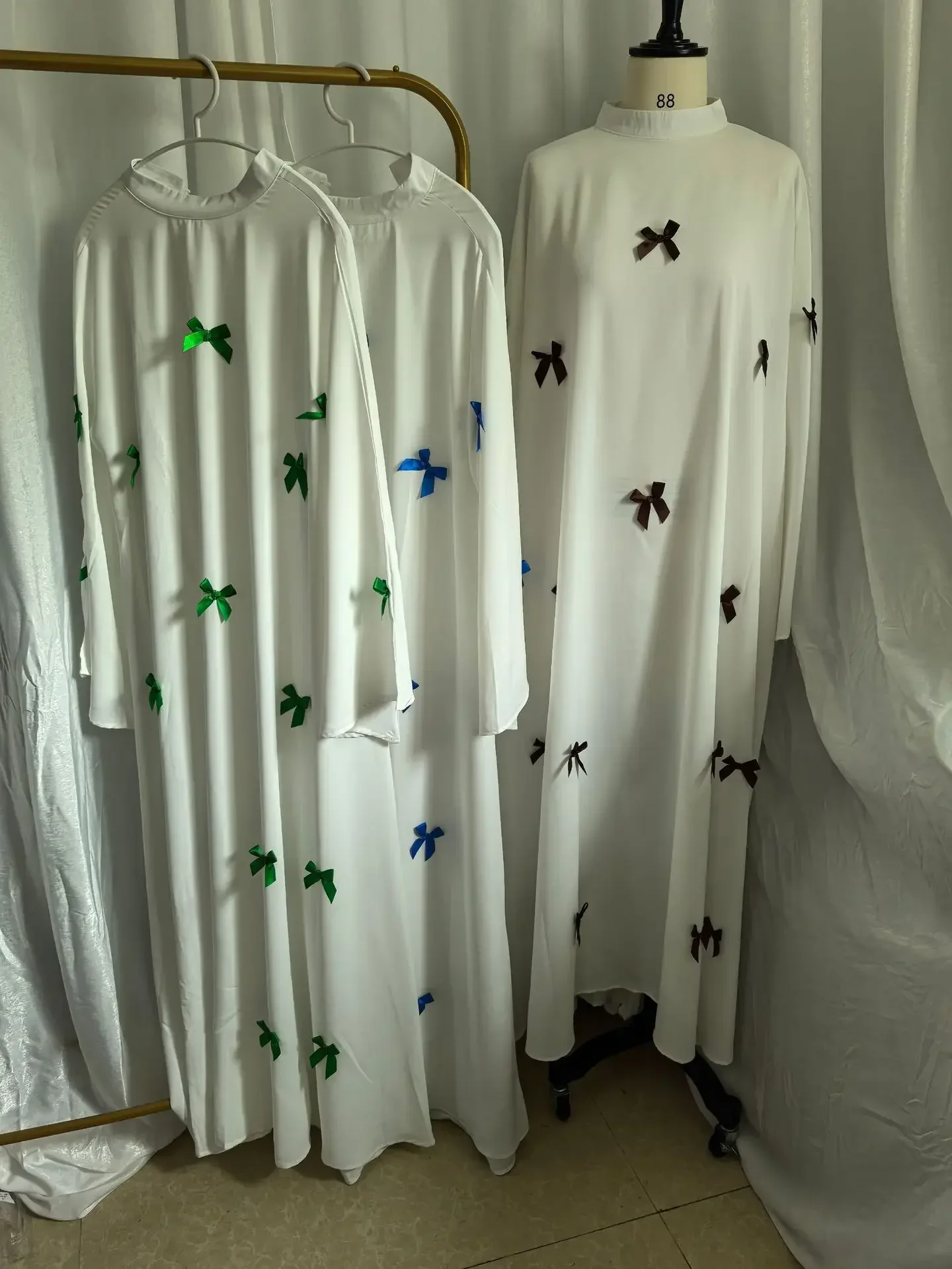 عباية إسلامية فاخرة مزخرفة بفيونكة بيضاء ملابس نسا...