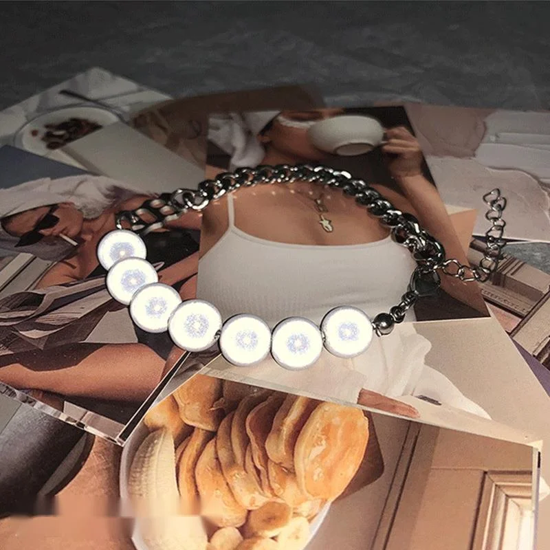 Bracciale in acciaio al titanio con perla e lettera unisex_voghion.com