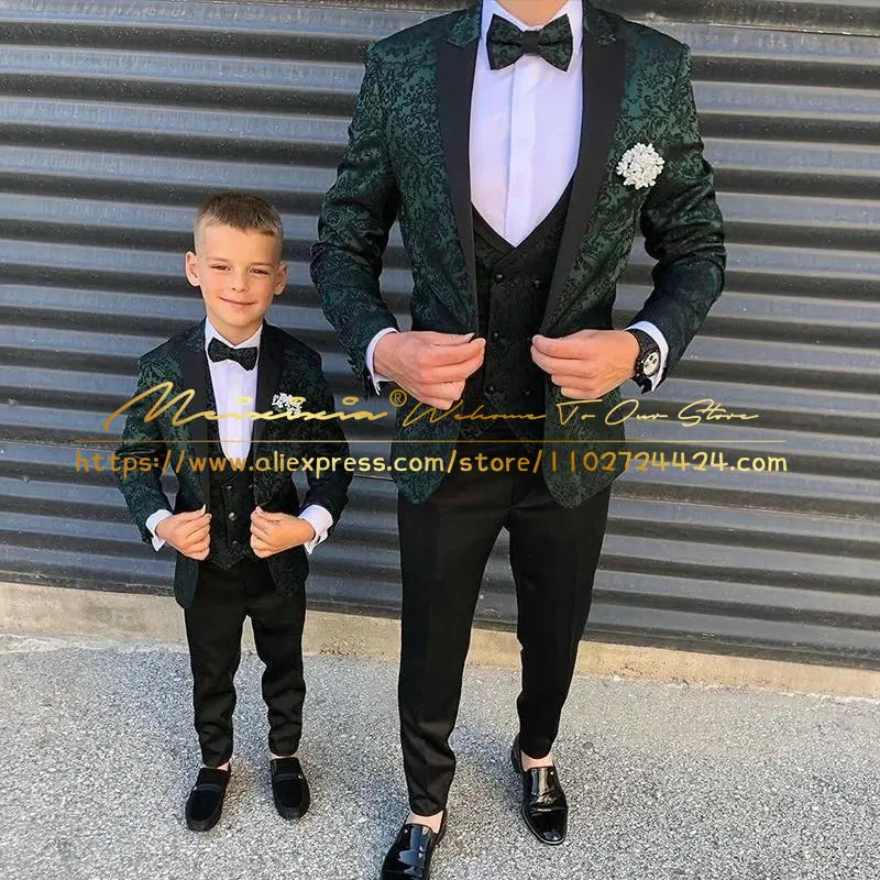 Рисунок 2 - Официальные костюмы для мальчиков с зеленым рисунком