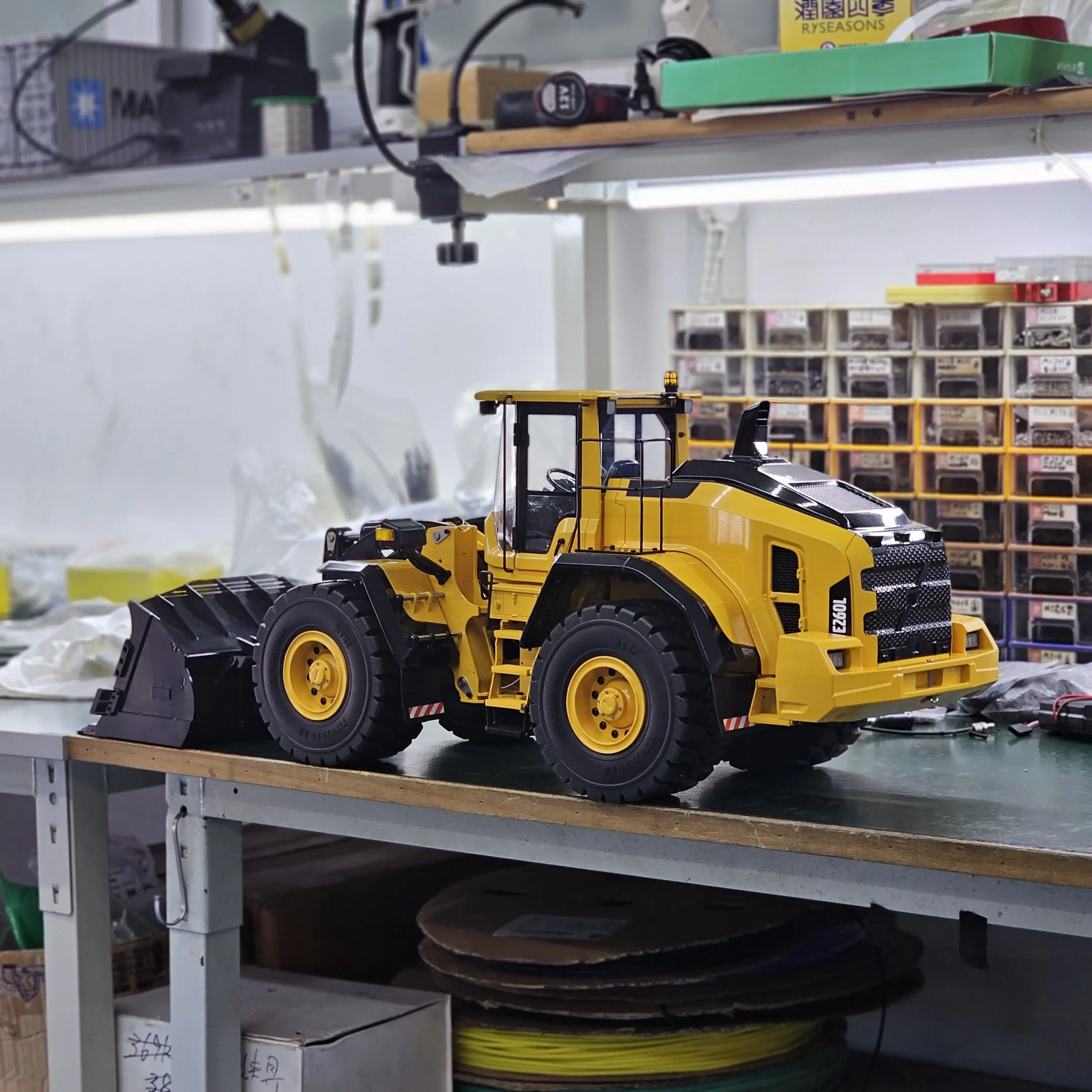 MTM 1/14 RC Loader Hydraulic Wheeled Truck E260L Metal Flysky ST8 Light Sound Motor Servo Remote Control Car RC Toys Model 4