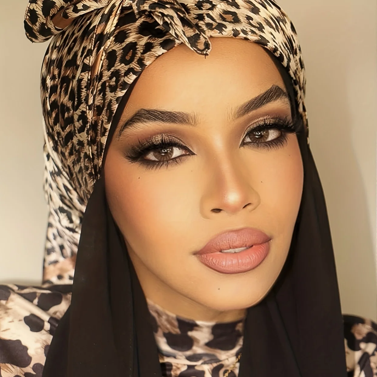 Popular Shawls Europe And America Fashion Bandannas Wild leopard print Sunscreen 90X90CM Bandanna Luxury Square Silk Scarves 2