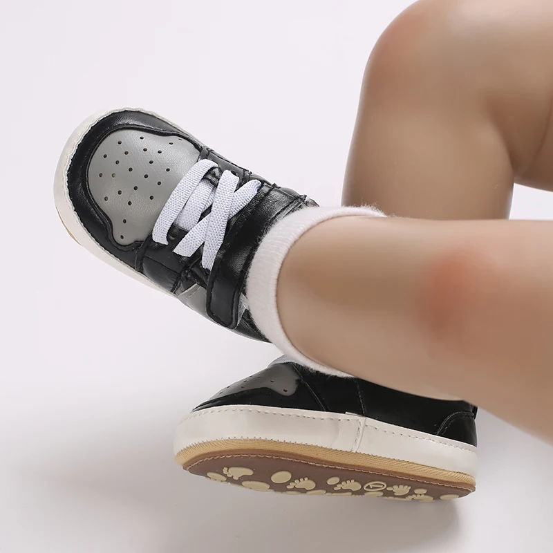 أحذية أطفال حديثي الولادة 0-18 متر للأولاد والبنات أحذية رياضية ملونة مطاطية من جلد البولي يوريثان متعددة الألوان أحذية رياضية كاجوال للمشاية الأولى