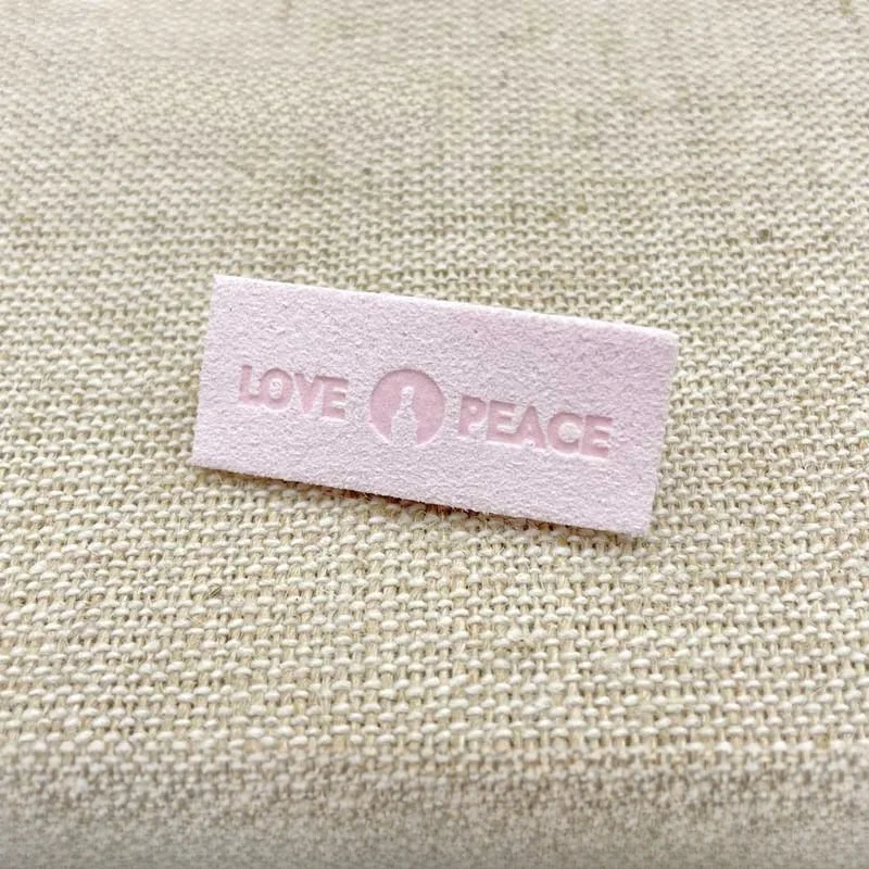 러브피스 슈퍼 인조가죽 라벨 엠보싱 로고 플러시 가방 장식 액세서리 중국 제조업체 원산지