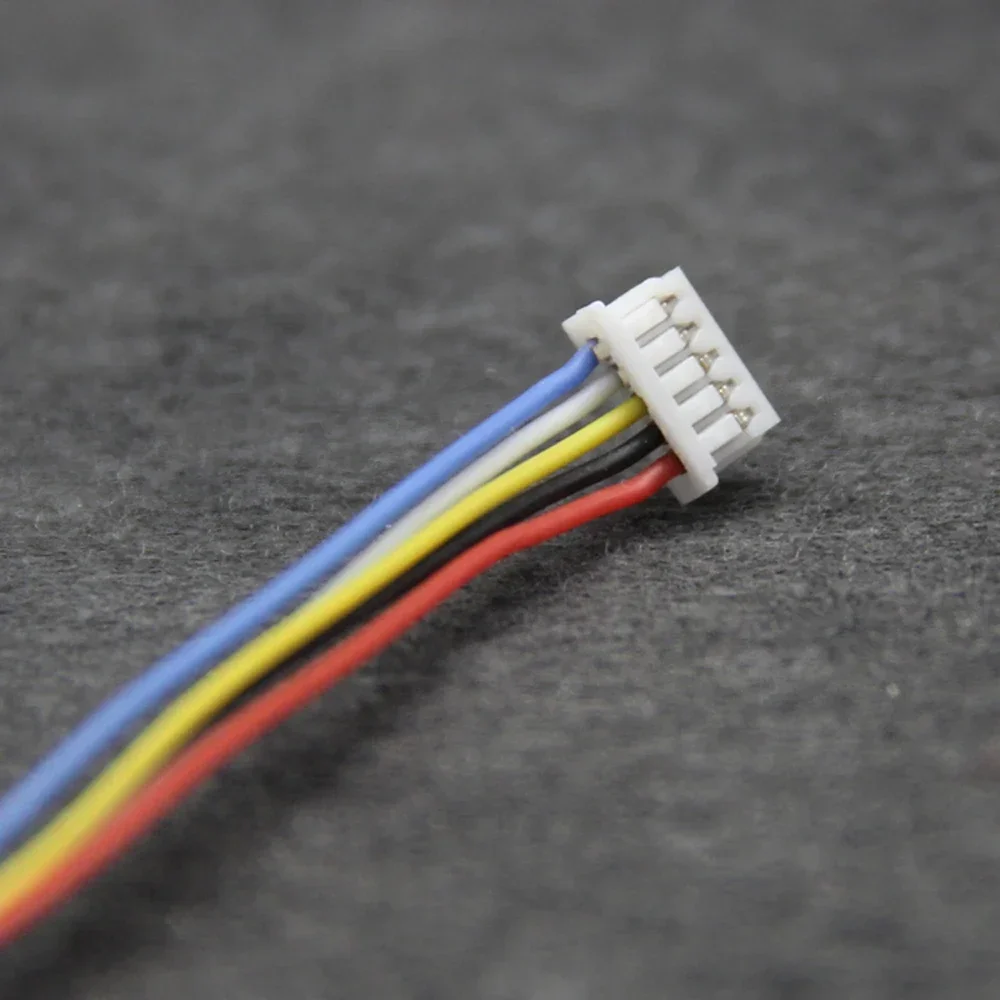 Gros plan sur câble FPV SH1.25 mm, connecteurs mâle et femelle 3 à 7 broches pour drone.