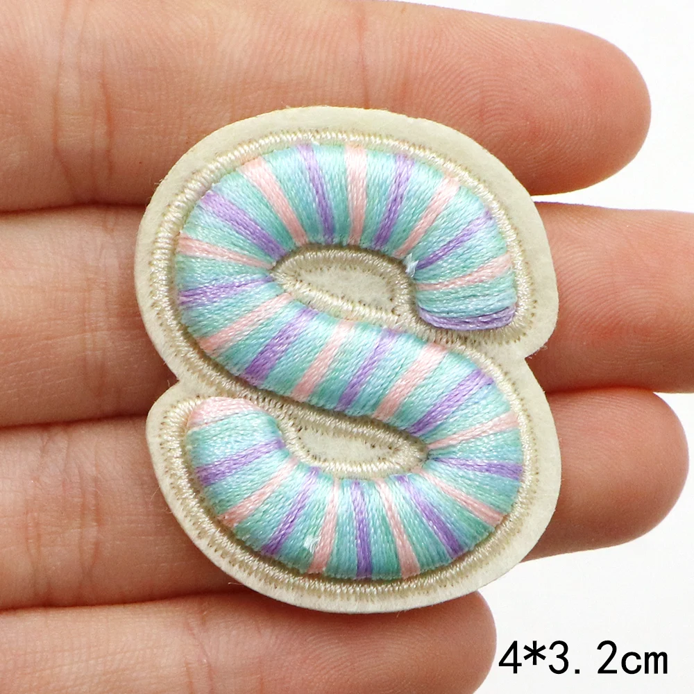 1 Stück 40mm Blau gestreifte A-Z Alphabet-Aufnäher zum Aufbügeln für Kleidung, Applikation, bestickte Aufnäher, DIY, individuelles Namensschild, Deko-Aufkleber – Detail 22