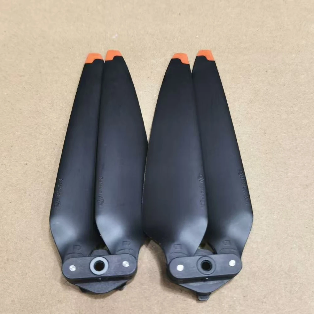 Hélice individuelle pour DJI Mavic 3 Pro, montrant le moyeu central et les pales inclinées.