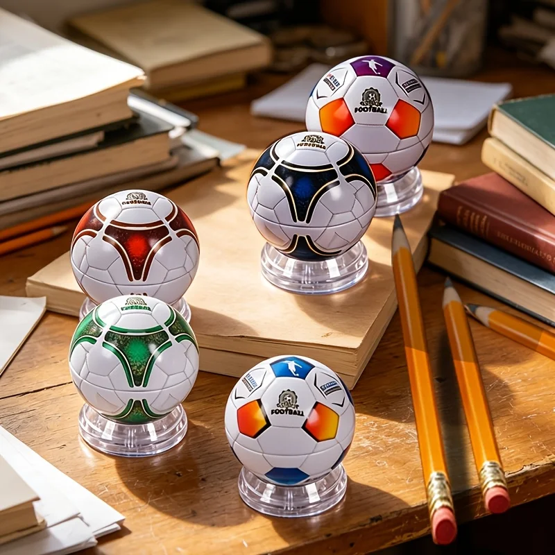 Simpatico Temperamatite Manuale a Forma di Pallone da Calcio con Coperchio, 3 Fori per Matite di Diverse Dimensioni, Temperamatite Non Elettrico in Colore Casuale - immagine 2