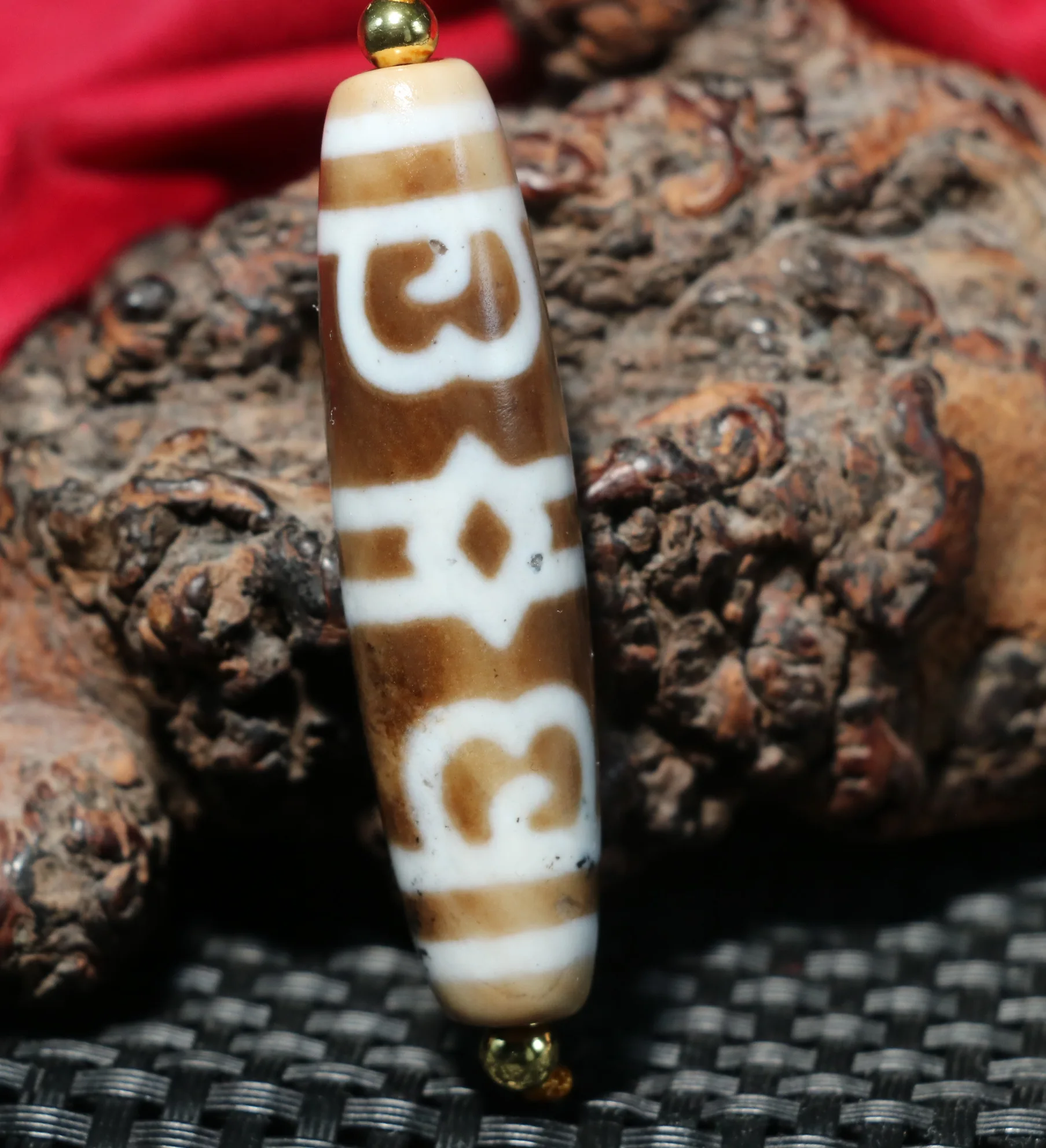 Treasure Unique Ultra Power Magic Tibetan Old Agate Oily Patina Black Cinabro Dots Lotus Base Love Dzi Bead Amuleto Pendente