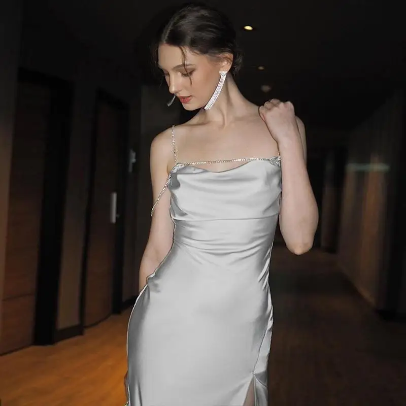 

Женская одежда в европейском стиле 2023, весеннее новое модное сексуальное платье с разрезом и открытой спиной, дрель-цепочка